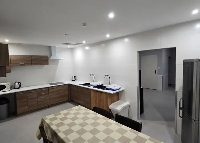 Goscinne Good Night Apartamenty, אכסניה Będzin